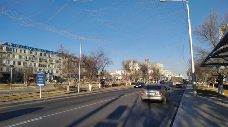 В Актау столбы накренились от тяжести световой конструкции