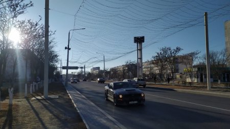 В Актау столбы накренились от тяжести световой конструкции