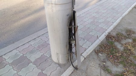 В Актау столбы накренились от тяжести световой конструкции