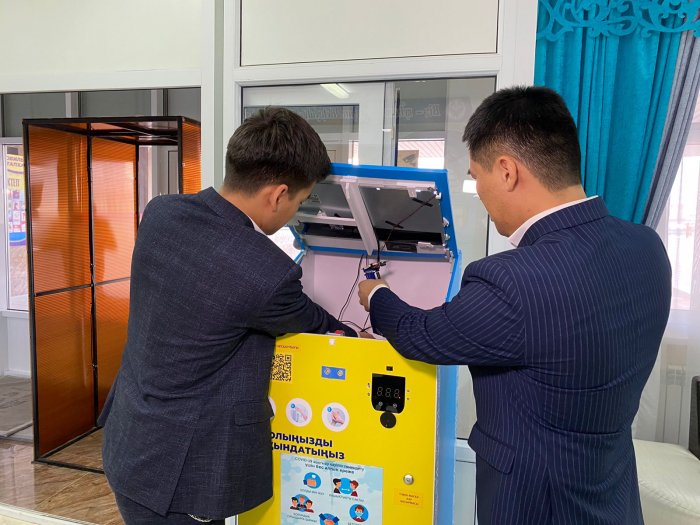 В Актау школьный педагог вместе с учеником собрали терминал «Антивирус»