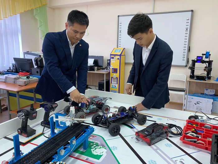 В Актау школьный педагог вместе с учеником собрали терминал «Антивирус»