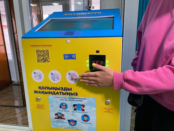 В Актау школьный педагог вместе с учеником собрали терминал «Антивирус»