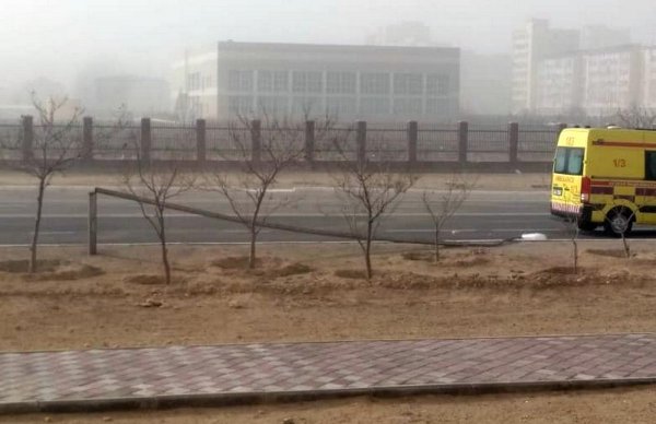 Рекламная конструкция и столб рухнули на дорогах в Мангистау