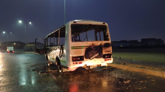 В Приморском районе Актау сгорел автобус