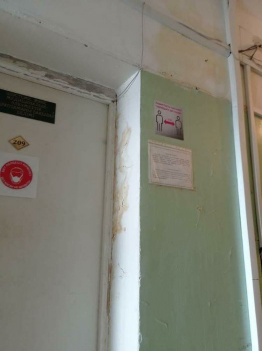 Жители Актау пожаловались на ужасное состояние здания управления координации занятости и социальных программ Мангистауской области