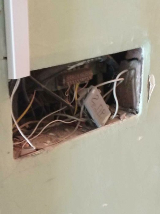 Жители Актау пожаловались на ужасное состояние здания управления координации занятости и социальных программ Мангистауской области