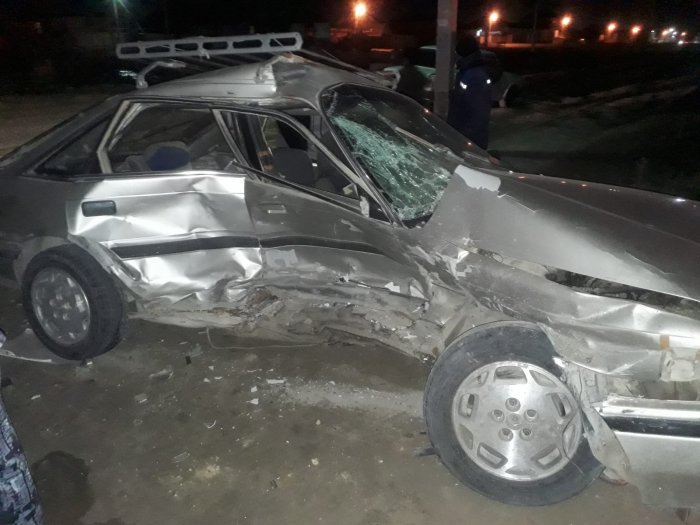 Автомобиль врезался в забор жилого дома в результате ДТП в Мангистау