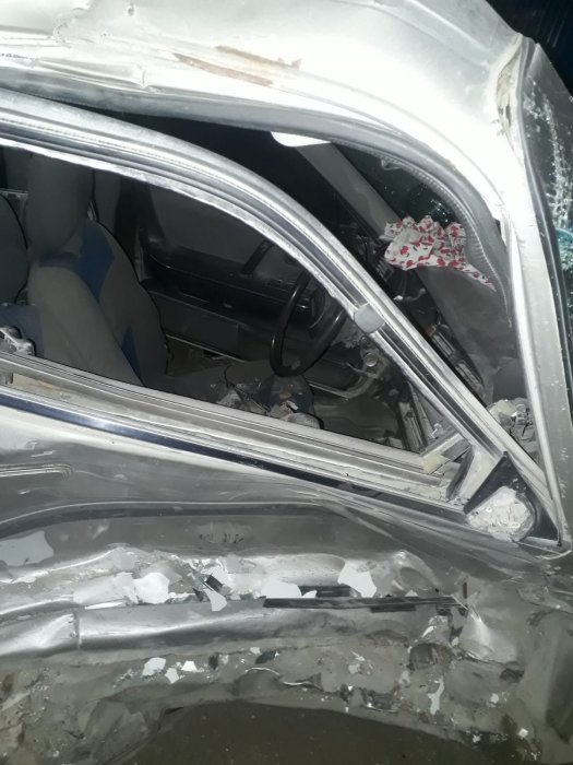 Автомобиль врезался в забор жилого дома в результате ДТП в Мангистау