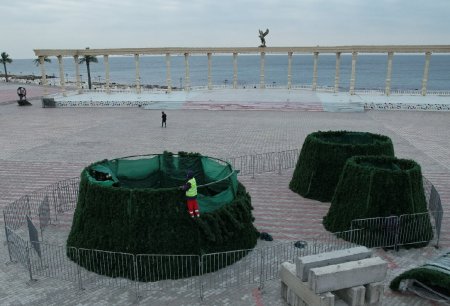 В Актау начали украшать город к Новому году