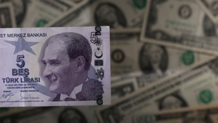 Курс турецкой лиры вырос из-за агрессивной продажи долларов банками - СМИ