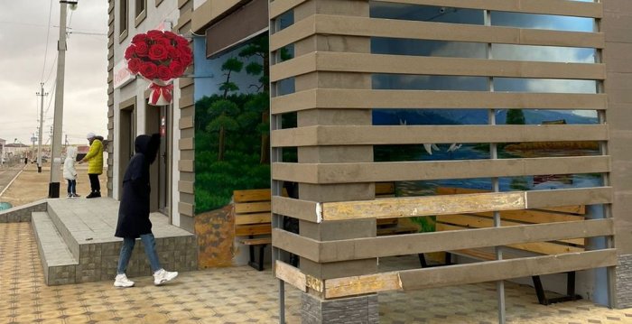 Художник из Мангистау расписал автобусную остановку