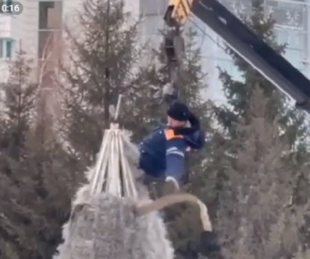 Ещё одного рабочего привязали к крюку подъёмного крана для украшения ёлки в Казахстане