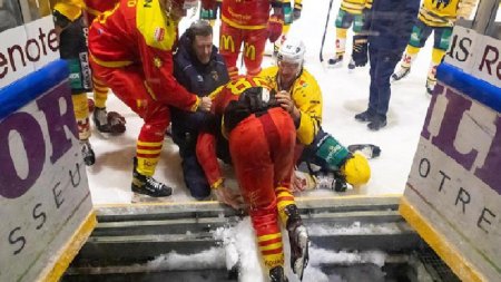 В Чемпионате Швейцарии хоккеисты провалились под лед во время матча