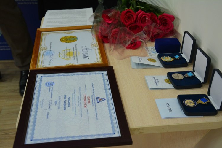 Аким Мангистауской области Нурлан Ногаев наградил энергетиков АО «МРЭК»