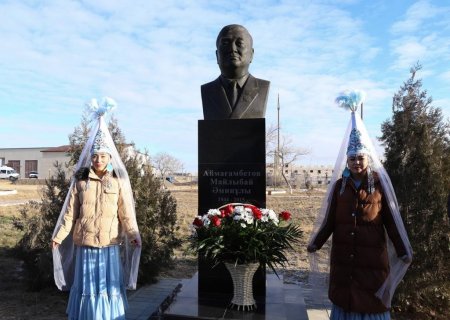 В Актау торжественно открыли памятник заслуженному энергетику Казахстана Майлыбаю Аймагамбетову