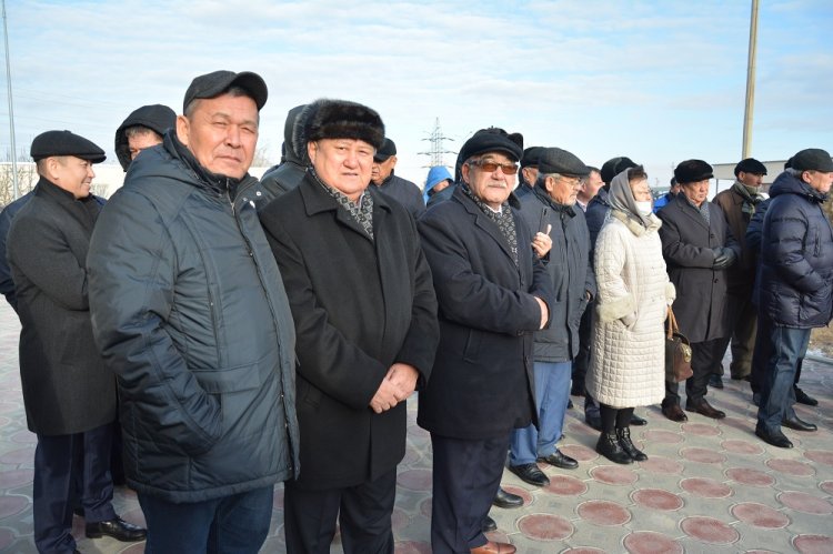 В Актау торжественно открыли памятник заслуженному энергетику Казахстана Майлыбаю Аймагамбетову