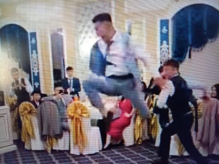 «Как он это сделал?»: парень завис в воздухе во время танца на тое
