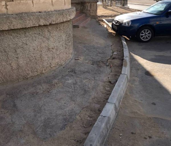 Жители 13 микрорайона Актау пожаловались, что их оставили без нового асфальта