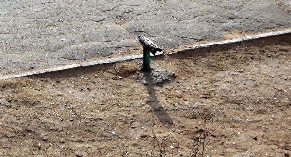 Люди сидят на «огрызке»: чиновники снова пообещали установить новые скамейки