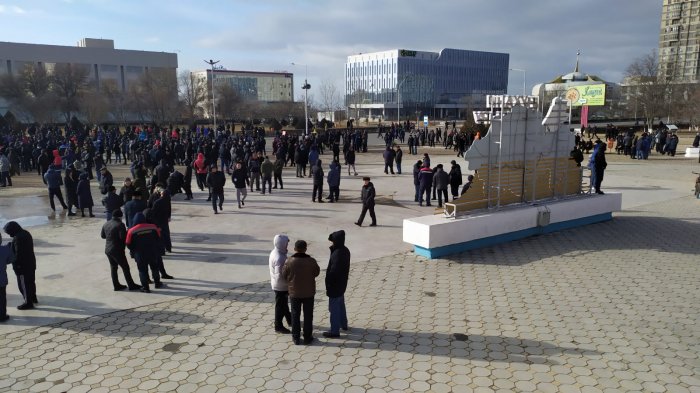 Митинг продолжается: На площади Ынтымак в Актау установили еще одну юрту и биотуалеты