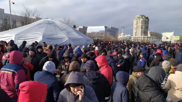 Митинг продолжается: На площади Ынтымак в Актау установили еще одну юрту и биотуалеты
