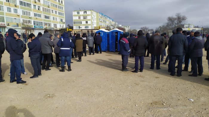Митинг продолжается: На площади Ынтымак в Актау установили еще одну юрту и биотуалеты