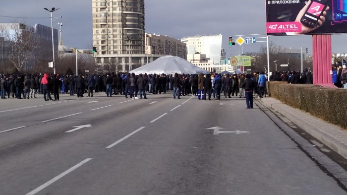 Митинг продолжается: На площади Ынтымак в Актау установили еще одну юрту и биотуалеты