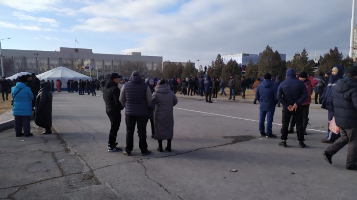 Митинг продолжается: На площади Ынтымак в Актау установили еще одну юрту и биотуалеты