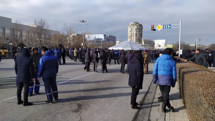 Митинг продолжается: На площади Ынтымак в Актау установили еще одну юрту и биотуалеты