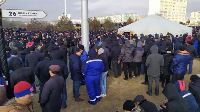 Митинг продолжается: На площади Ынтымак в Актау установили еще одну юрту и биотуалеты