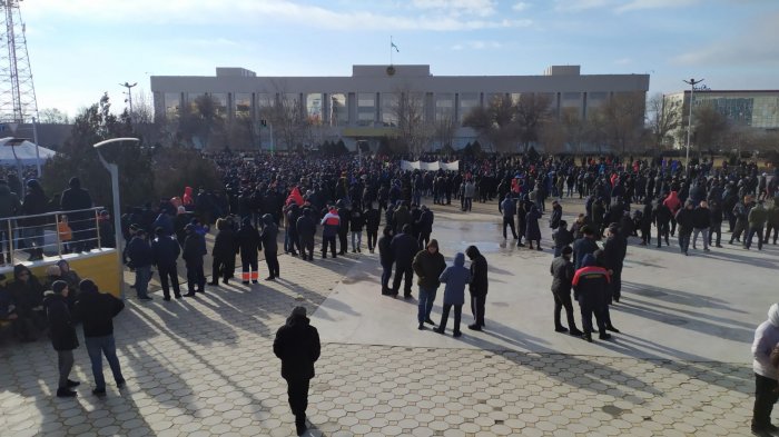 Митинг продолжается: На площади Ынтымак в Актау установили еще одну юрту и биотуалеты