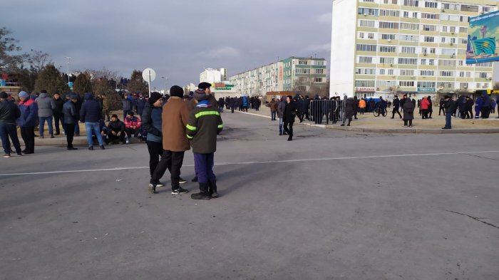 Митинг продолжается: На площади Ынтымак в Актау установили еще одну юрту и биотуалеты