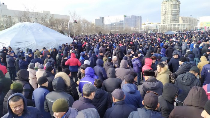 Митинг продолжается: На площади Ынтымак в Актау установили еще одну юрту и биотуалеты