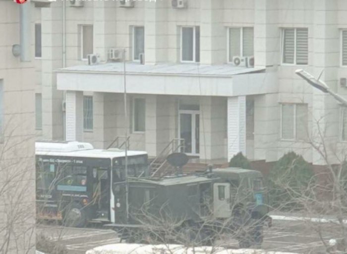 Снайпер на крыше: Военный транспорт попал на видео в Мангистау