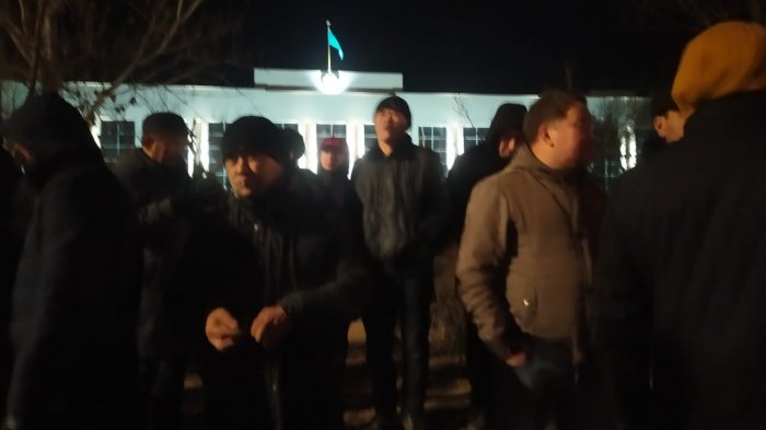 Вахтовики с месторождения Каламкас добрались до площади Ынтымак в Актау