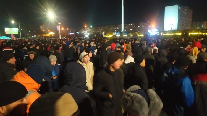 Вахтовики с месторождения Каламкас добрались до площади Ынтымак в Актау