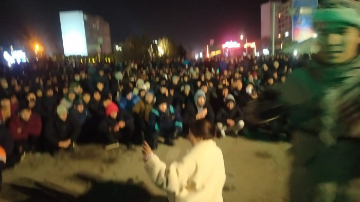 Вахтовики с месторождения Каламкас добрались до площади Ынтымак в Актау