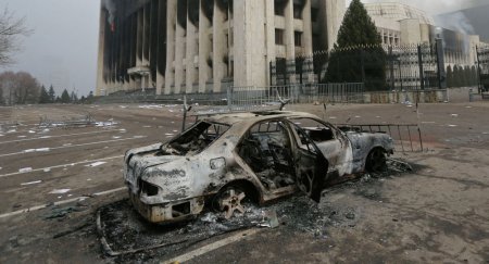 Разбитые авто, выстрелы, дежурство военных: что происходит в Алматы