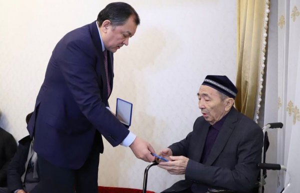 Награду вручили родителям в Актау: Мейрхан Битим посмертно награждён орденом «Айбын» ІІІ степени за мужество и самоотверженность