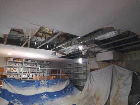 В Актау городскую библиотеку затопило после осадков