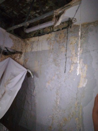 В Актау городскую библиотеку затопило после осадков