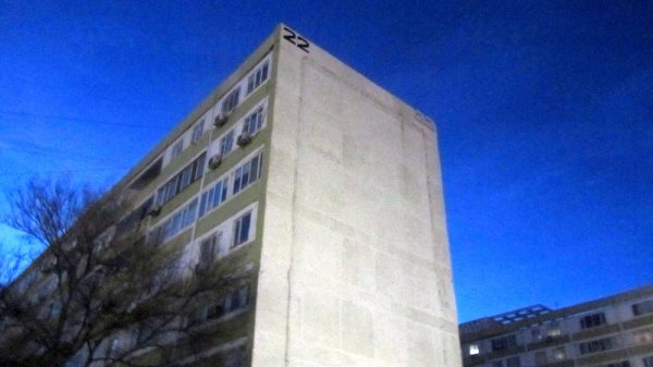 Плакат в центре Актау сорвало ветром