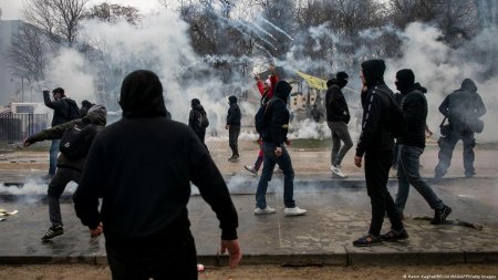 В Брюсселе протесты против ковид-ограничений переросли в беспорядки
