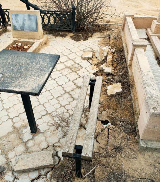 Разыскиваются похитители кладбищенской ограды в Актау