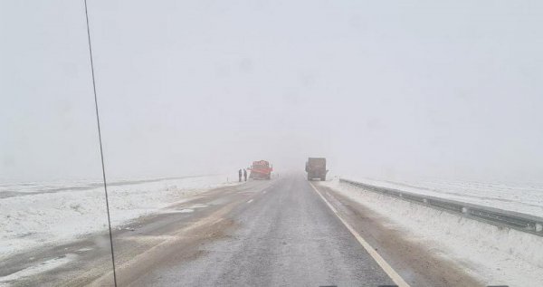 Позёмка заносит снегом трассу Жетыбай-Шетпе