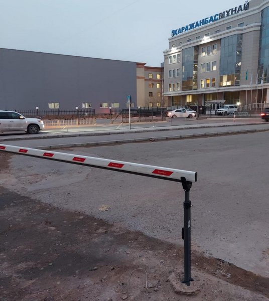 Шлагбаум раздора в Актау: владелец парковки дал объяснения