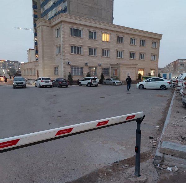 Шлагбаум раздора в Актау: владелец парковки дал объяснения