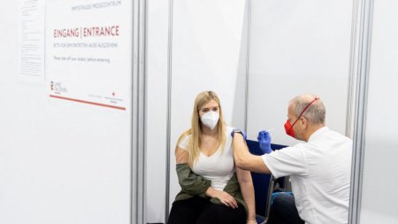 Первая страна в Европе официально ввела обязательную вакцинацию от COVID-19