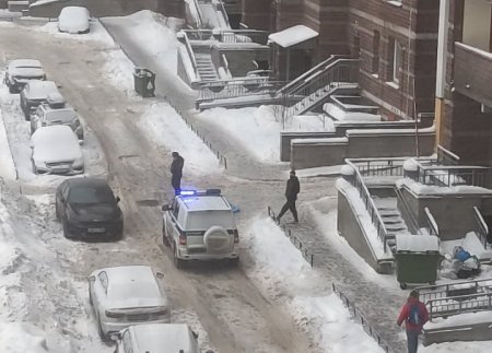 Мужчина упал с балкона высотки в Петербурге на 10-летнюю девочку