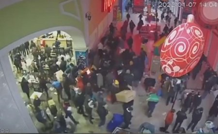 Как мародеры грабили супермаркет в крупнейшем молле в Алматы